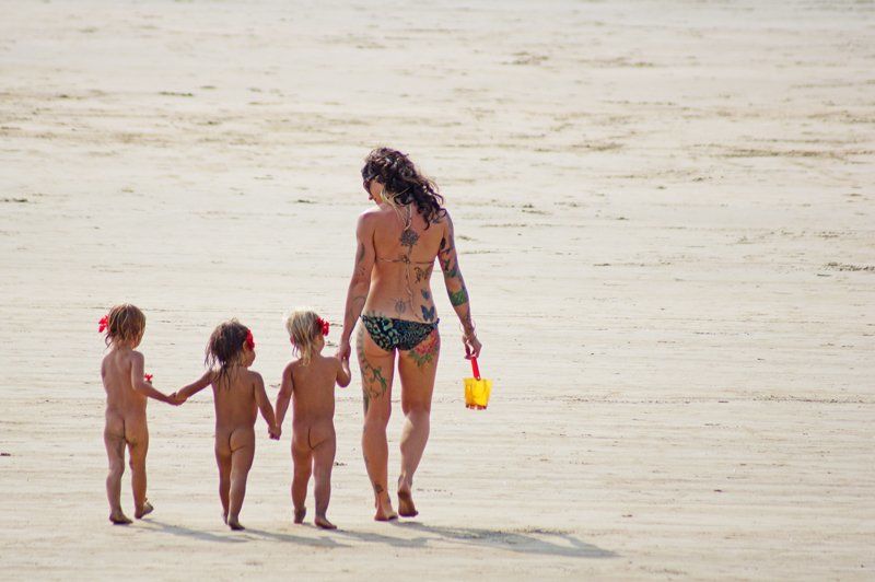 Семя Нудистов На Пляже С Детьми