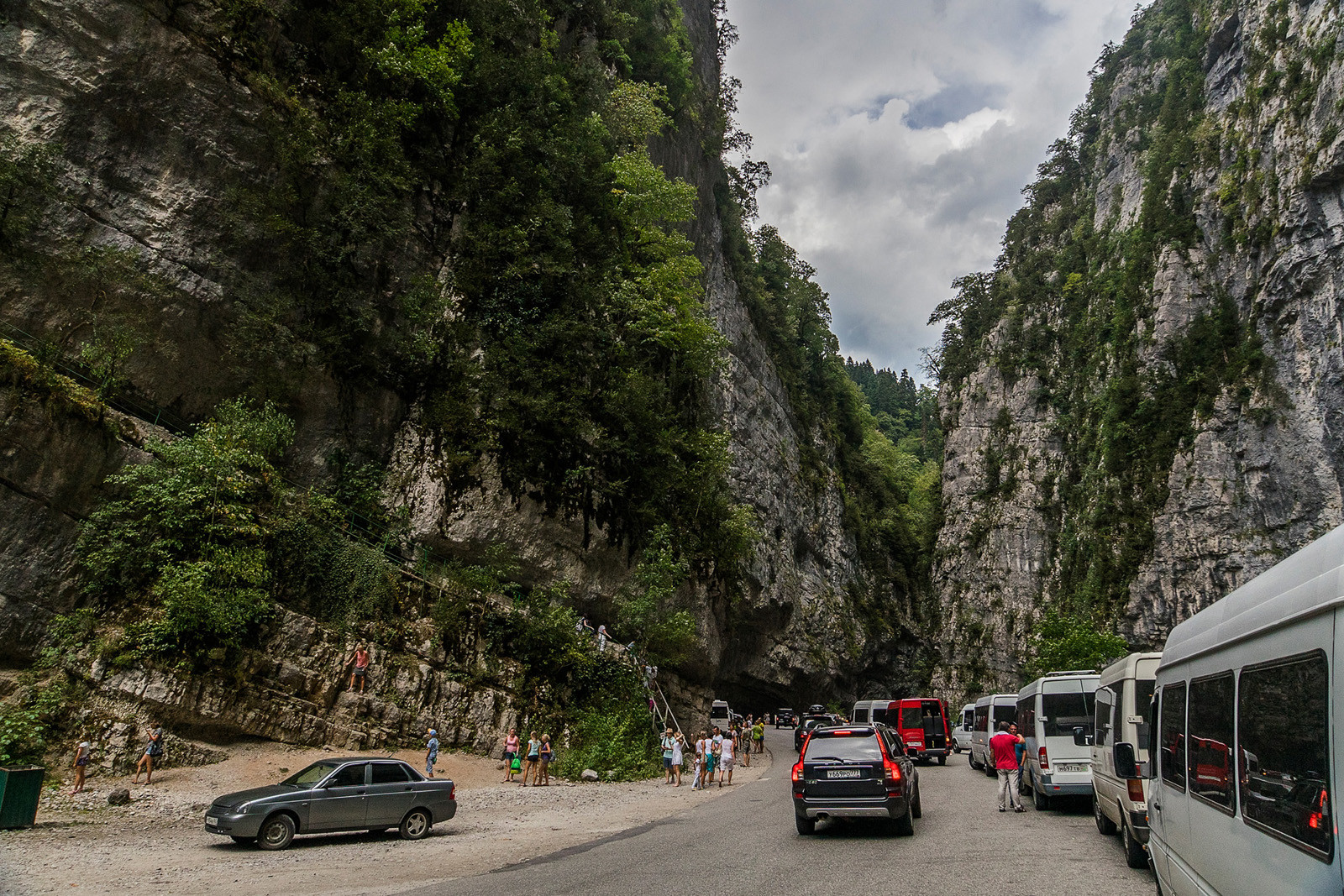 Дорога на озеро рица. Жоэкварское ущелье Абхазия. Ущелье Абхазия Рица. Абхазия дорога на озеро Рица ущелье. Дорога Гагра-Рица.